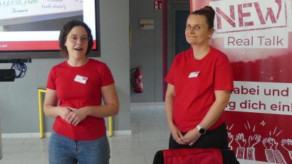 Bild: rn
Daniela Koslowsi und Stefanie Sigl (von rechts) stellten die geplante Veranstaltung „NEW Real Talk“ im Stadtrat vor.
