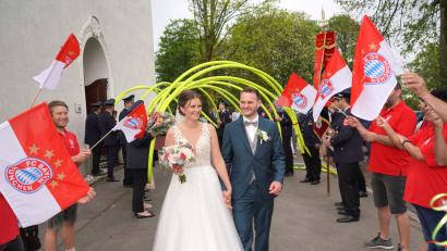Bild: fvo
Katharina und Michael Schön heiraten in der Wallfahrtskirche am Fahrenberg. Nach der Trauung stehen die Feuerwehren aus Waldthurn und Schirmitz, Spieler des FSV Waldthurn und der FC- Bayern- Fanclub am Kirchenportal Spalier.