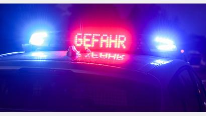 Bild: Jan Woitas/dpa/Symbolbild
Der Hinweis „Gefahr“ leuchtet auf dem Dach eines Einsatzwagens der Polizei.