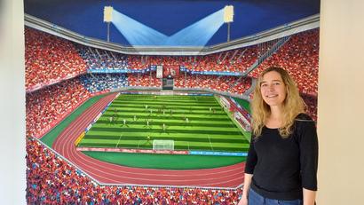Bild: bl
Mit ihrer Ausstellung "Fußballfieber24" gibt Katharina Gierlach in Schönsee pünktlich zur Europameisterschaft Einblick in die Atmosphäre der Spielstätten.