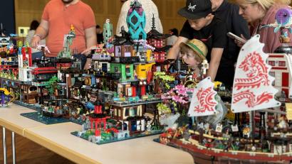 Bild: Dominik Mark
Ein Besuchermagnet auf der Lego-Messe in Neustadt/WN war das Ninjago-City-Project. Es besteht aus vielen Eigenkreationen und ist von der asiatischen Kultur inspiriert.