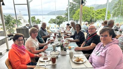 Bild: do
Schon der Blick aus dem Speisesaal des Hotels direkt am Wörthersee lud die Gesellschaft Frohsinn zu traumhaft schönen Tagestouren ein.