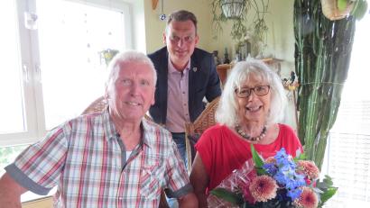 Bild: adj
Bürgermeister Ernst Schicketanz (Mitte) gratulierte Edith und Hermann Spachtholz zur goldenen Hochzeit.