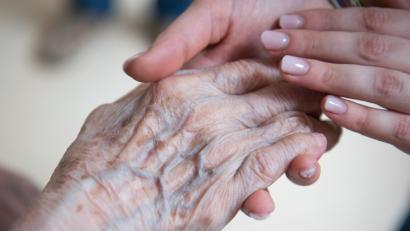 Symbolbild: Christophe Gateau/dpa
Wenn keine Heilung mehr möglich ist, geht es um Lebensqualität. Patienten und Angehörige durch diese Phase zu begleiten, ist die das Ziel der Palliativmedizin, die in Schwandorf nun auch Trauerbegleitung anbietet.