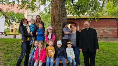 Bild: Frauenbund Waldeck/exb
Lisa Schiml (von links) und Stefanie Schrembs (Vorsitzende des Frauenbund Waldeck) an der neuen Bank mit (von rechts) Pfarrer Heribert Stretz und Kindergartenleiterin Kerstin Dilling im Kreise von zahlreichen Kindern.