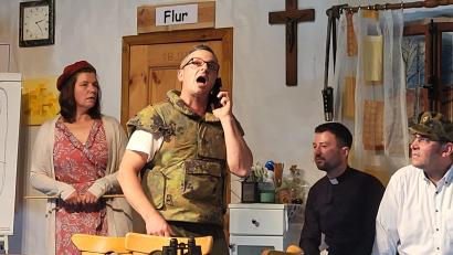 Bild: Gerlinde Renz/exb
Theater in Guteneck: Mesner Ignaz (Johann Adam) heckt mit Frau Wohlgemuth (Sonja Höger) einen Schlachtplan aus. Die Leidtragenden Ignaz (Roland Kederer) und Pfarrer Fromm (Gerhard Lottner) lauschen dem Telefonat.
