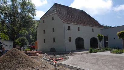 Bild: pop
Die Außenarbeiten am Schmidmühlener Theaterstadel sind weitgehend abgeschlossen. Die Außenfassade ist einheitlich verschlämmt.