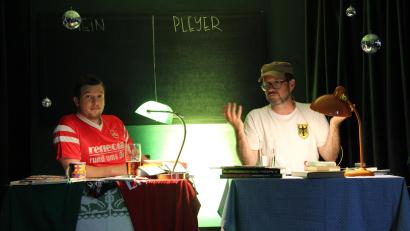 Bild: prh
Radio-Moderator Markus Pleyer und Ovigo-Intendant Florian Wein (von rechts) stimmen mit einer vergnüglichen Lesung auf die bevorstehende Fußball-Europameisterschaft im eigenen Land ein.