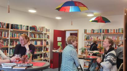 Bild: Renee Götzinger/exb
Bei der ersten „Bücherei bei Nacht“ können sich die Gäste in Ruhe das Literaturangebot der „Schmökerstube“, die im Gemeindehaus in Neustadt am Kulm untergebracht ist, ansehen und anlesen.