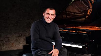 Bild: Lena Wunderlich/exb
Improvisationsgenie Martin Schmitt spielt mit Tasten wie mit Worten.