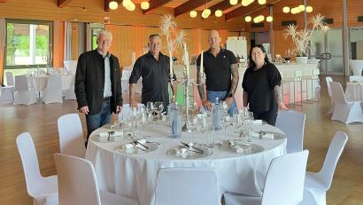 Bild: Markt Floß/exb
Von links: Bürgermeister Robert Lindner freut sich über frischen Wind in der Mehrzweckhalle Floß. Erwin Voit sowie Monique und Manuel und Pröm bewirtschaften das "Forum Floß" seit April 2024.