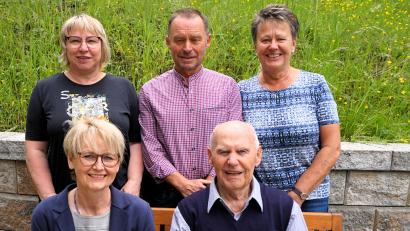 Bild: tra
Neben seinen KIndern Luzia. Josef und Rita (hinten, von links) gratuliert auch Zweite Bürgermeisterin Sabine Müller Karl Luber zum 90. Geburtstag.