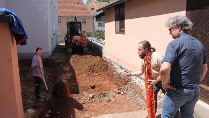 Bild: bjp
"Hinter der Mauer" werkelt bereits der Bagger. Sorgfältig achten die Bauverantwortlichen darauf, Spuren historischer Bebauung im Erdboden nicht zu zerstören.
