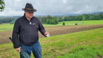 Bild: jak
Es ist nur ein kleines Stück Metall, ein Dosendeckel. Doch Milchbauer Josef Wittmann aus Wendersreuth findet regelmäßig Müll an seiner Pachtfläche (im Hintergrund), die direkt an einen Parkplatz an der B 22 bei Wendersreuth grenzt. Im schlimmsten Fall landen die Abfälle im Magen einer seiner Kühe.