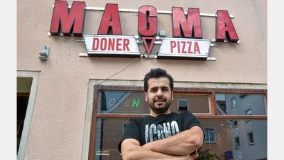 Bild: Stephan Huber
In großen roten Lettern prangt der neue Name an der Fassade: Lazoo Faiq hat seinem Döner-Imbiss ein neues Konzept verpasst – das will er auch in Amberg ausprobieren.