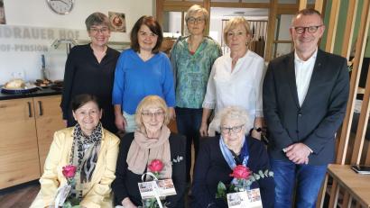 Bild: Monika Müller/exb
Christine Liegl, Gerhild Hertel, Sabine Schiml und Marianne Gmeiner vom KDFB-Vorstandsteam (stehend, von links) mit Präses Pfarrer Dr. Thomas Vogl und den anwesenden Jubilarinnen.