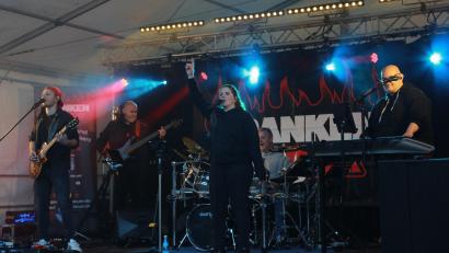Bild: abi
Die Band „Frankenfeuer“ sorgte für fetzige Musik beim gut besuchten Fest „Faszination Auenpark“.