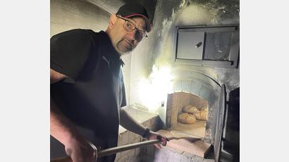 Bild: bö
Eine schweißtreibende Arbeit: Auf etwa 280 Grad Celsius war der Backofen aufgeheizt worden, bevor Tom Krybus die ersten Brotlaibe einschießen konnte.