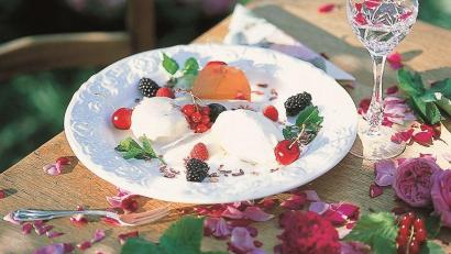 Bild: Delikatessen Manufaktur Bergler-Fischer/exb
Eine schön angerichtete Mousse mit Damaszenerrose.