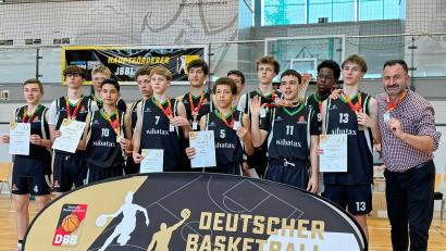 Bild: Oberpfalz Hunters
Das Basketball-Team Oberpfalz hat bei der Pokal-Endrunde überraschend den zweiten Platz belegt. Trainer Gabriel Ionescu (rechts) ist „mega stolz“ auf seine Mannschaft.