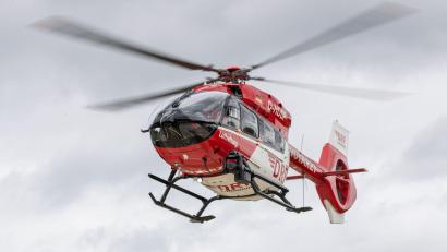 Bild: Daniel Karmann/dpa
Ein Rettungshubschrauber der DRF-Luftrettung startet zu einem Einsatz.