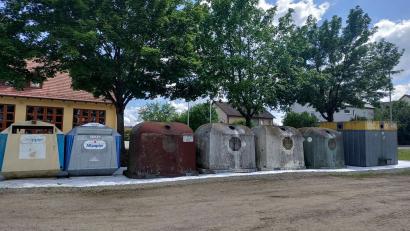 Bild: gi
Die Entsorgungs-Container in Moosbach stehen vorübergehend am Festplatz gegenüber dem Feuerwehrhaus.