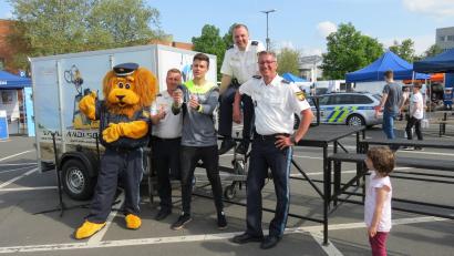 Bild: Polizei Weiden
Mit dabei beim Boxxenstopp am Sonntag, 2. Juni, auf dem Naabwiesenparkplatz in Weiden ist der Polizeilöwe "Lexi". Jürgen Strauß, Manuel Ott (von rechts) und Mario Schieder legten zu Demonstrationszwecke dem Mountainbiker Andi Schuster Handschellen an.