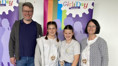 Bild: Liane Schuster/exb
Nahmen die Auszeichnung für die Naabtal-Realschule entgegen: (von links) Christoph Melzl, Sophia Riedl, Christina Köppl und Liane Schuster.