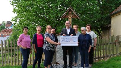 Bild: rpp
Der Frauenbund Kastl übergab an Alexander Koller vom VKKK Regensburg 1000 Euro aus dem Osterlämmerverkauf.