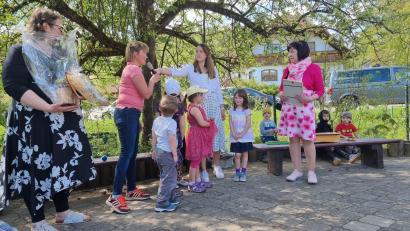 Bild: lei
Von den Kindern und dem Kindergartenteam gab es ein Abschiedsgeschenk für Waltraud Loos (rechts).