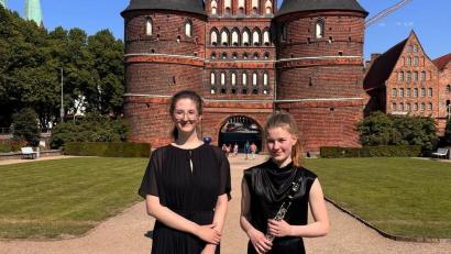 Bild: Sing- und Musikschule Marktredwitz/exb
Helena Merz und Anna Haberkorn (von links) vor dem Holstentor in Lübeck.