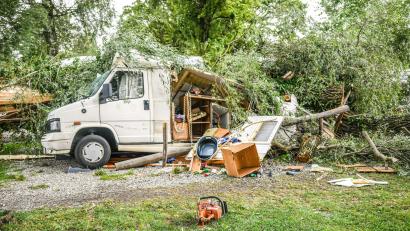 Bild: Jason Tschepljakow/dpa
Umgestürzte Bäume und Äste liegen auf einem Wohnwagen auf einem Campingplatz in Lindau.