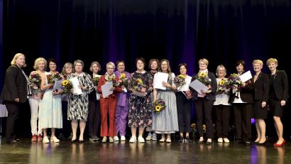 Bild: Hubert Ziegler (zig)
Den Mitgliedern, die für 40-jährige Treue zur Schwesternschaft geehrt wurden, gratulierten Oberin Tatjana Richter (rechts), Generaloberin Edith Dürr (Zweite von rechts) und Kerstin Wittmann (links), Pflegedirektorin des Amberger Klinikums St. Marien.