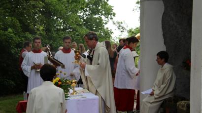 Bild: bjo
Pfarrer Werner Sulzer zelebriert den Gottesdienst auf dem Kreuzberg, unterstützt von Gemeindereferentin Elisabeth Harlander (rechts).