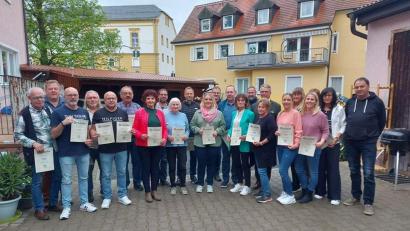 Bild: SKC Alle Neune/exb
Die Siegermannschaften und die einzelnen Stadtmeister mit „Alle Neune"-Vorsitzendem Thomas Haberkorn (rechts), Sportwart Martin Rother (Zweiter von links) und Bürgermeister Franz Stahl (Achter von rechts)