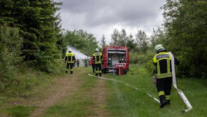 Bild: Susanne Forster
Im Bereich der Silberhütte üben Feuerwehrleute aus den Landkreisen Tirschenreuth und Neustadt/WN, was bei einem Waldbrand zu tun ist. Auch eine Schneekanone kommt spontan zum Einsatz.