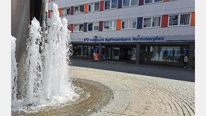 Bild: Jessica Fechner
Die fusionierte Volksbank Raiffeisenbank Nordoberpfalz eG blickt auf eine erfolgreiche Bilanz für das Geschäftsjahr 2023. Die Hauptgeschäftsstelle in der Wörthstraße 9 in Weiden wurde umgebaut.