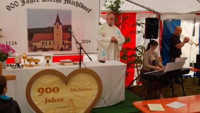 Bild: grm
Ein großes Transparent und ein Herz mit Bild und Inschrift zierten den Altar im Zelt beim Festgottesdienst zum Jubiläum „900 Jahre Pfarrei Michldorf“ mit Pfarrer Alfons Forster. Paulina Winter und Gernot Völkl sorgten für die Musik.