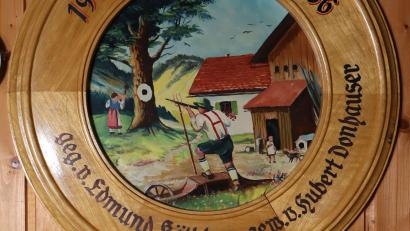 Bild: Freilandmuseum Oberpfalz/exb
Viele Schützenscheiben wie diese hingen im ehemaligen Schützenheim der SG Hubertus Raigering in der Hofmark. Das gesamte Inventar hat nun das Freilandmuseum Oberpfalz in Neusath-Perschen übernommen.