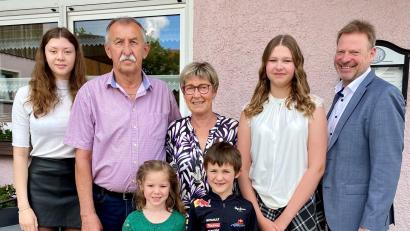 Bild: (gef)
Dem Jubelpaar Martha und Herbert Gaßner aus Witzlricht (Mitte) gratuliert neben den vier Enkeln auch Bürgermeister Alwin Märkl (rechts).