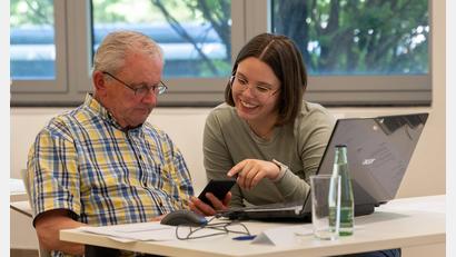 Bild: Franka Eichl
Auszubildende Lisa erklärt das E-Paper auf dem Smartphone.