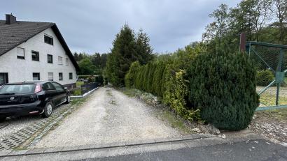 Bild: Andreas Royer
Über diesen Schotterweg im Osten der Sauerzapfstraße könnte eine dritte Zufahrt zum neuen Wohngebiet „Katzenberg Nord“ führen. Anwohner machen sich dafür stark, aber der Sulzbach-Rosenberger Bauausschuss legte sich bereits auf zwei Zufahrten fest.
