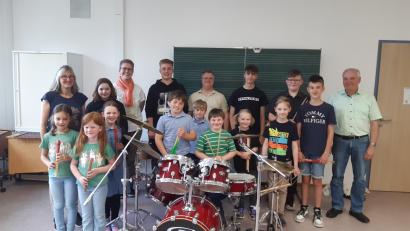 Bild: Kreismusikschule/exb
Die jungen Musikerinnen und Musiker mit ihren Ausbildern, der stellvertretenden Musikschulleiterin und Bürgermeister Günter Kopp (rechts).