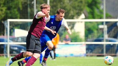 Bild: Schrems
Der ASV Waldsassen (links Thomas Stark im Spiel beim TSV Arzberg-Röthenbach) empfängt am Mittwoch in der Relegation zur Kreisliga die SpVgg Wiesau.