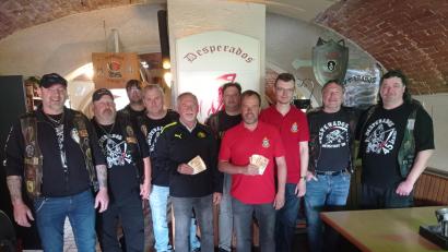 Bild: fpoz
Eine Abordnung der Desperados überreichte jeweils 300 Euro an den SV Poppenreuth und an die Feuerwehr Poppenreuth.