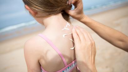 Bild: Florian Schuh/dpa
Nicht mit der Sonnencreme sparen: Damit Sonnencreme auch die sensible Allergiker-Haut schützt, sollte man sie großzügig mit hohem Lichtschutzfaktor auftragen.