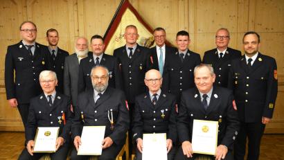 Bild: fdl
Die Feuerwehr Massenricht ernennt vier neue Ehrenmitglieder (sitzend, von rechts): Josef Luber, Leonhard Luber, Herbert Rauch und Wilhelm Fick. Ihnen gratulieren (hinten, von rechts): Kreisbrandinspektor Michael Iberer, Kreisbrandrat Christoph Strobl, Kassier Valentin Rumpler, Bürgermeister Hermann Falk, Zweiter Kommandant Christian Fellner, Zweiter Vorsitzender Thomas Kummer, Pater Alfred Lindner, Schriftführer Hubert Deichl und Erster Kommandant Sebastian Trummer.