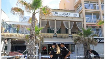 Bild: Clara Margais/dpa
Polizeibeamte vor dem Gebäude des Medusa Beach Club auf Mallorca nach dem Einsturz.