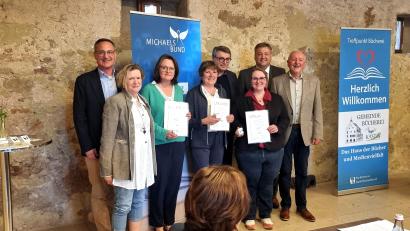 Bild: dü
Mitarbeiterinnen der Gemeindebücherei Kastl werden ausgezeichnet (von links): Direktor Stefan Eß vom Michaelsbund, Diözesanbibliothekarin Martha Gottschalk, einige Geehrte (mit Urkunden), Ludwig Brandl von der Diözesanstelle in Eichstätt, Bürgermeister Stefan Braun und Büchereileiter Georg Dürr.