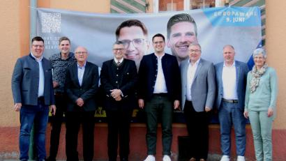 Bild: nag
Die CSU Schnaittenbach würdigt die langjährige Mitgliedschaft (von links): CSU-Ortsvorsitzender Thomas Hottner, Europawahlkandidat Martin Fleischmann, Hans Schorne, Staatsminister Florian Herrmann, Europaabgeordneter Christian Doleschal, Ehrenmitglied Sepp Reindl, Bürgermeister Marcus Eichenmüller und Isolde Reindl.
